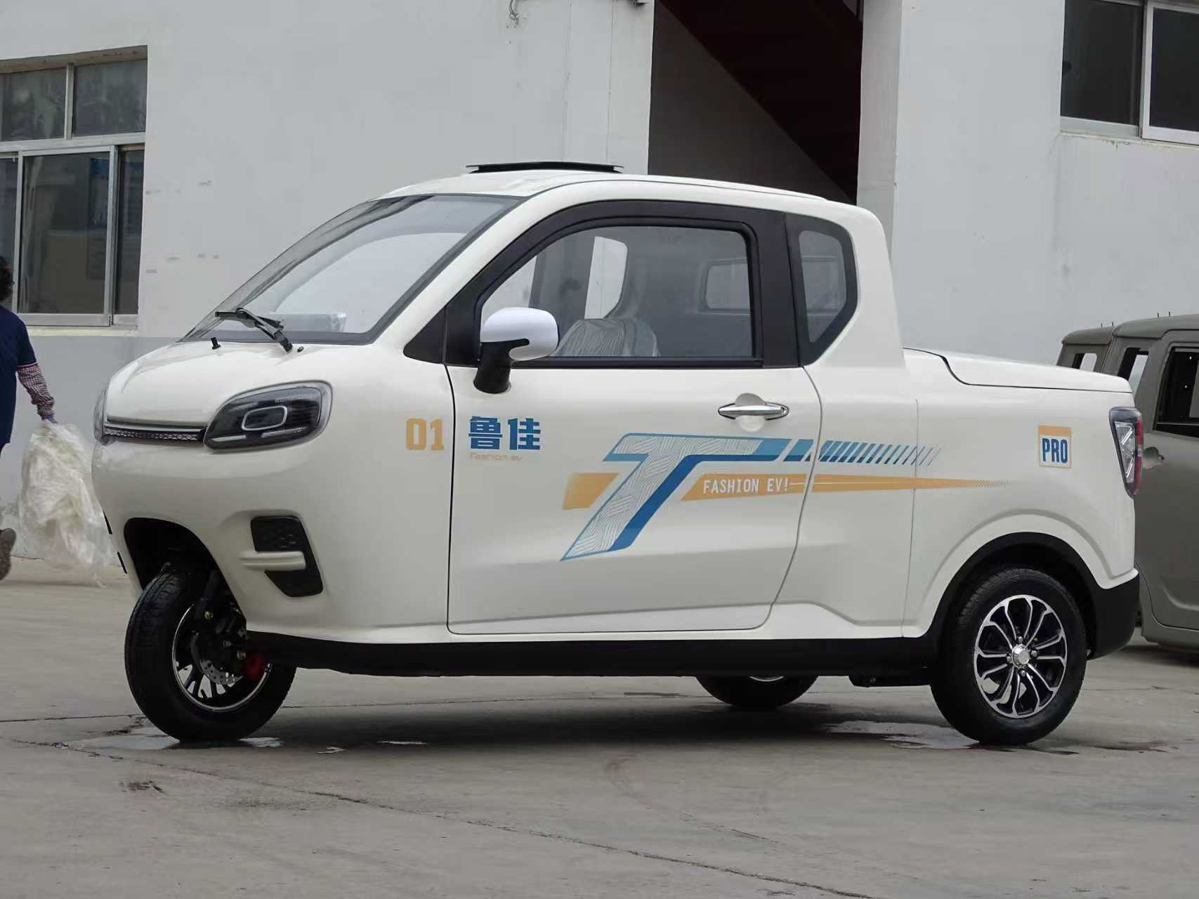 Tricycles motorisés vendus en usine avec carrosserie fermée à trois roues et économes en carburant