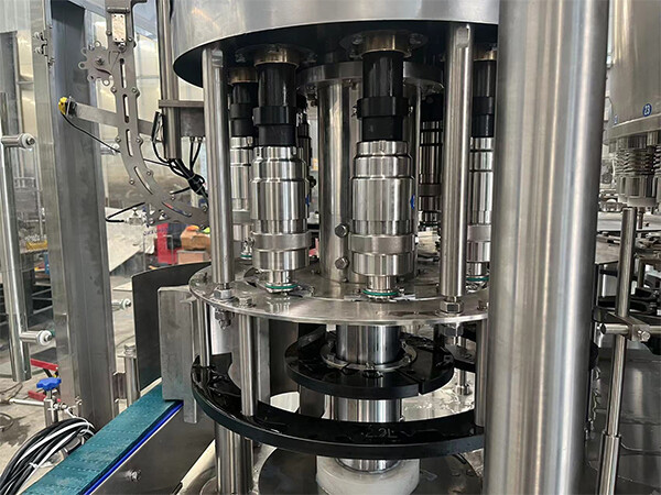 PET矿泉水三合一灌装机