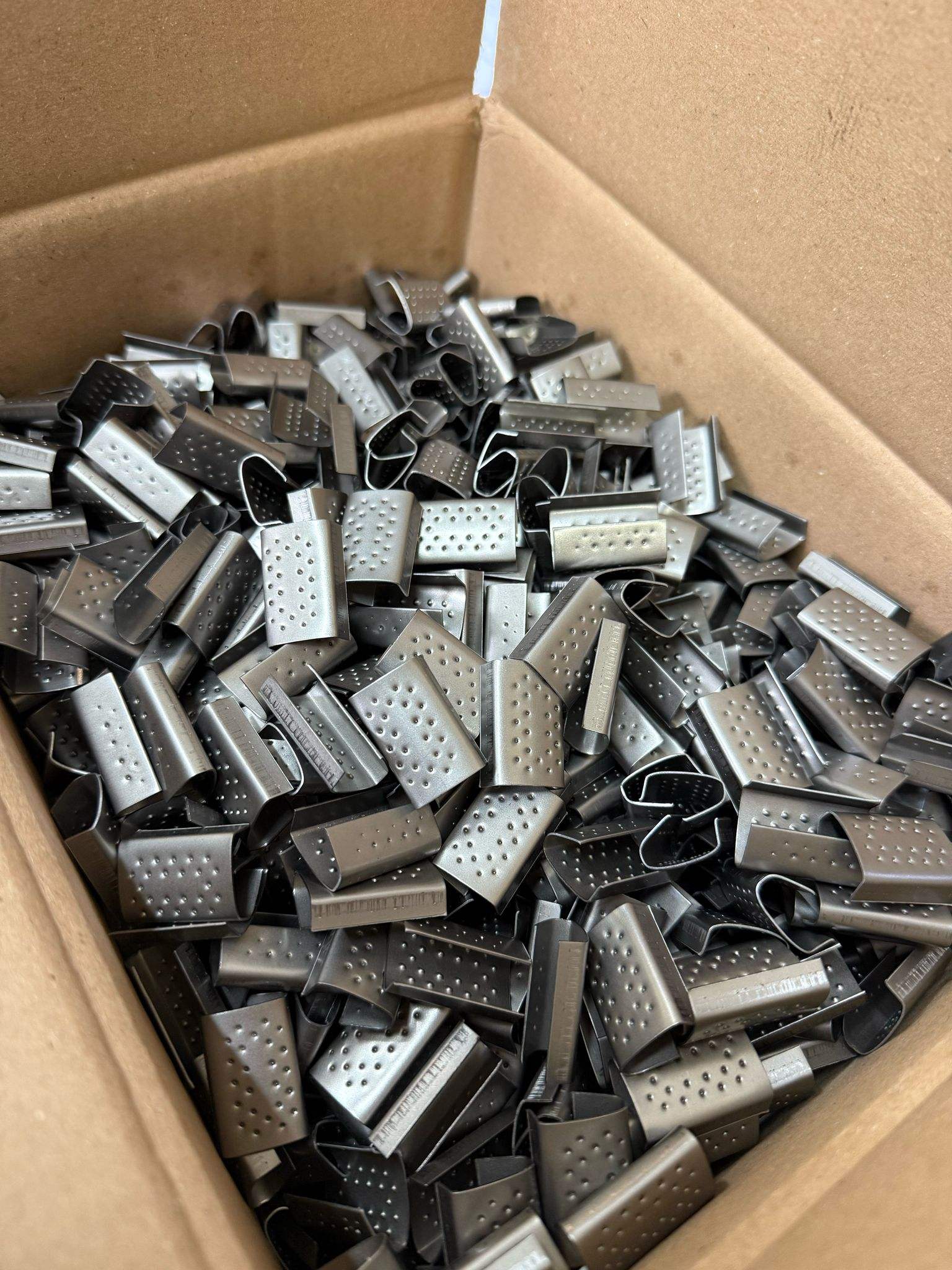 Hebilla de embalaje con clip metálico semiabierto de 16 mm para flejes de PET