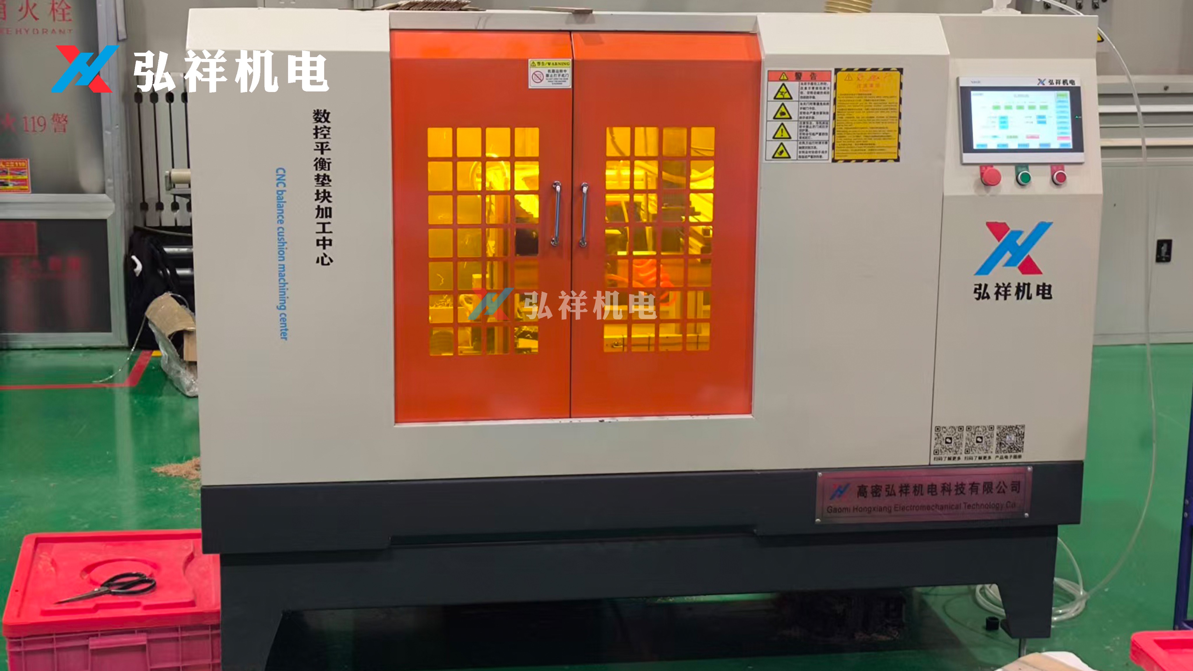 Какие риски безопасности возникают при работе интегрированных машин для обработки кабельных хомутов более 12 часов в день?