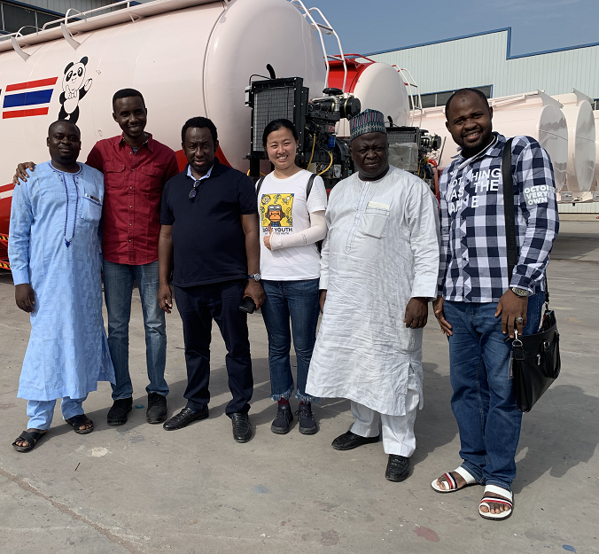 Clientes nigerianos visitan nuestra empresa para inspeccionar camiones