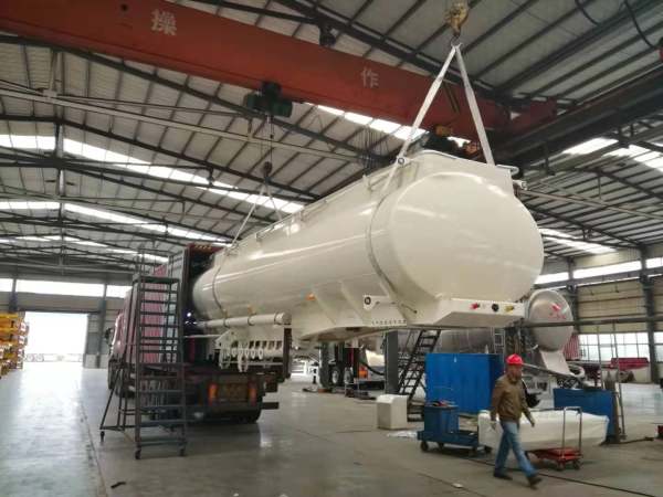Remolque Cisterna de Combustible (1)