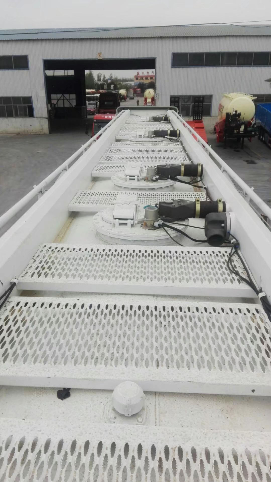 3 Axles Fuel Tank Semi Trailer 60m³_4.jpg
