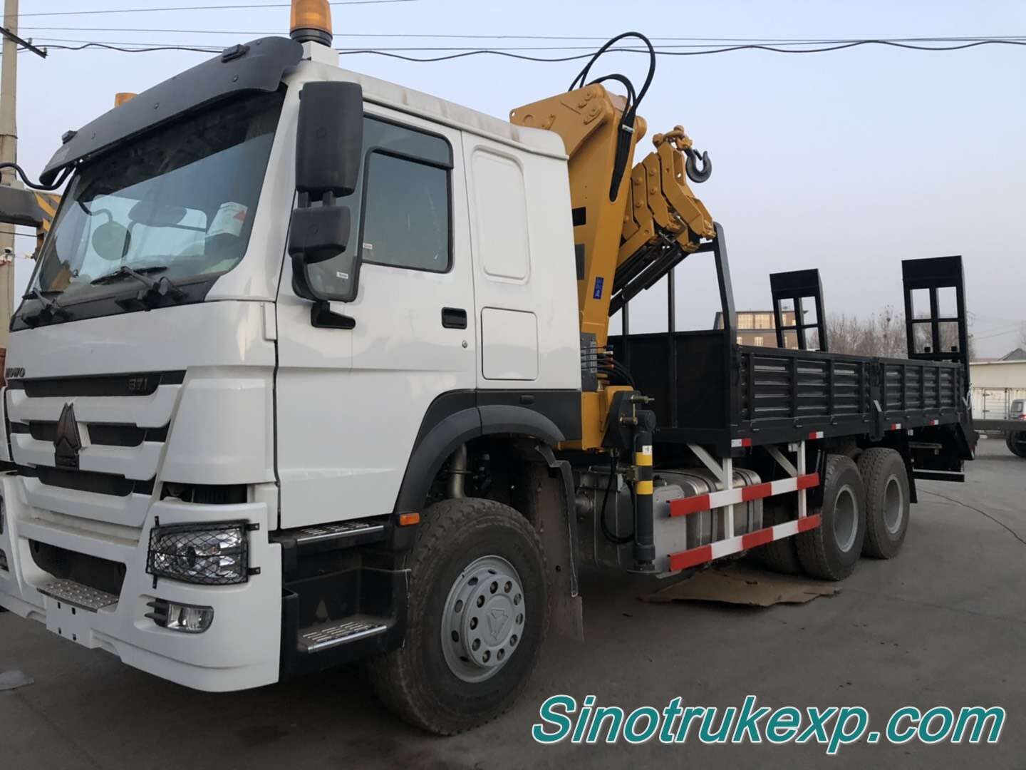 SINOTRUK HOWO 12 wheeler 8x4 Truck mounted crane with ramp ZZ1317N4667W