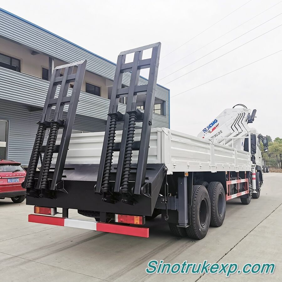 SINOTRUK HOWO 12 wheeler 8x4 Truck mounted crane with ramp ZZ1317N4667W