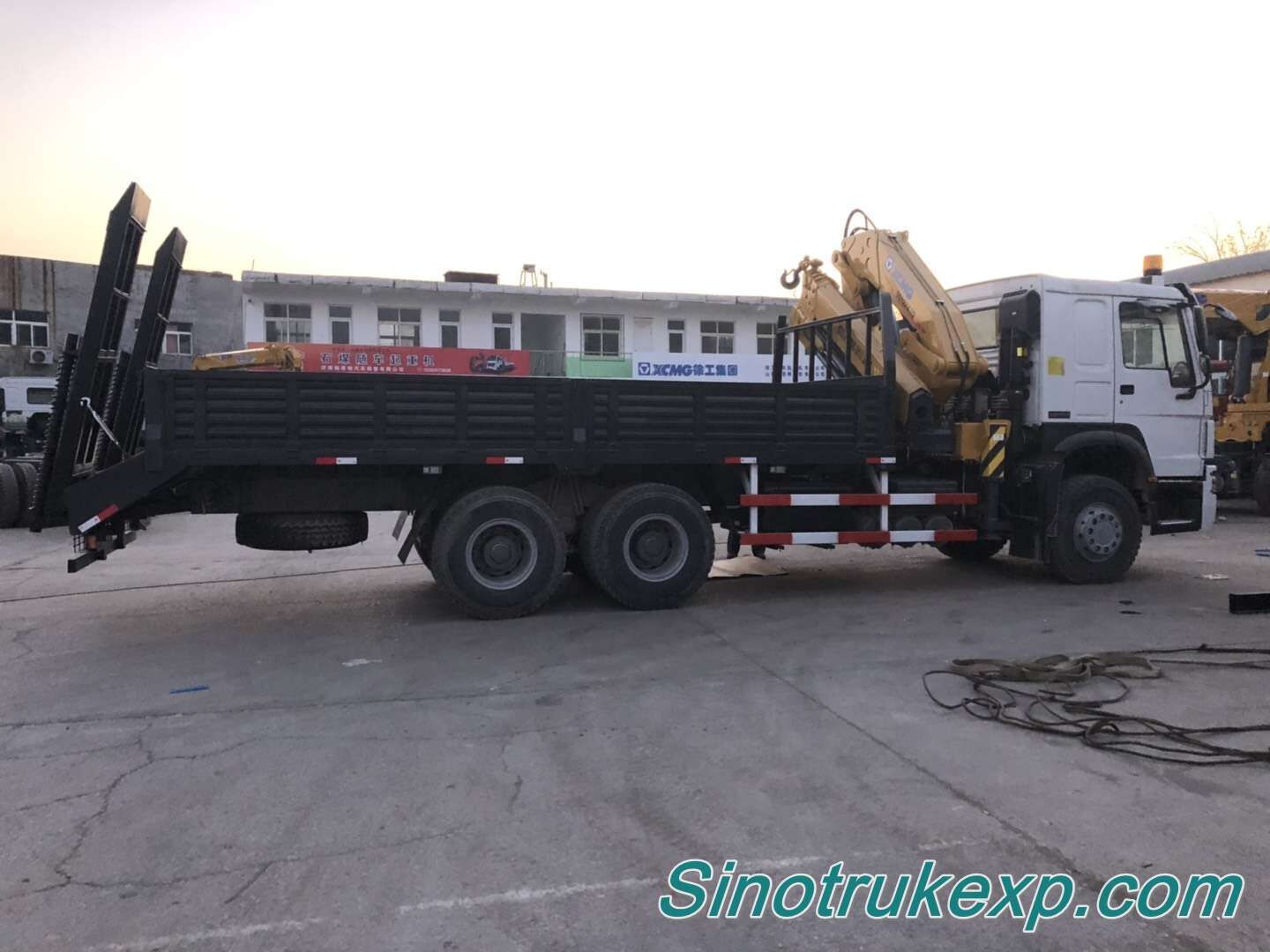 SINOTRUK HOWO 12 wheeler 8x4 Truck mounted crane with ramp ZZ1317N4667W