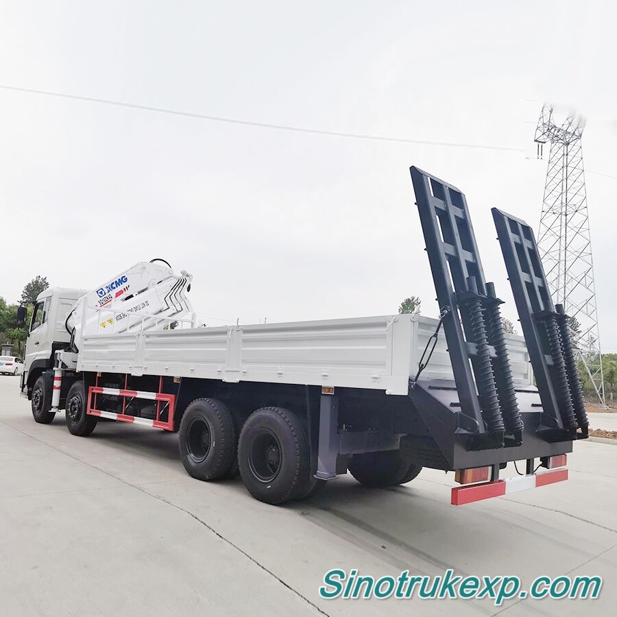SINOTRUK HOWO 12 wheeler 8x4 Truck mounted crane with ramp ZZ1317N4667W