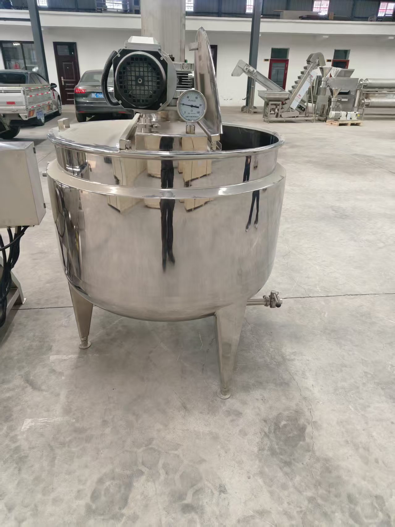 Tanque de mezcla con calentamiento y agitador con raspador