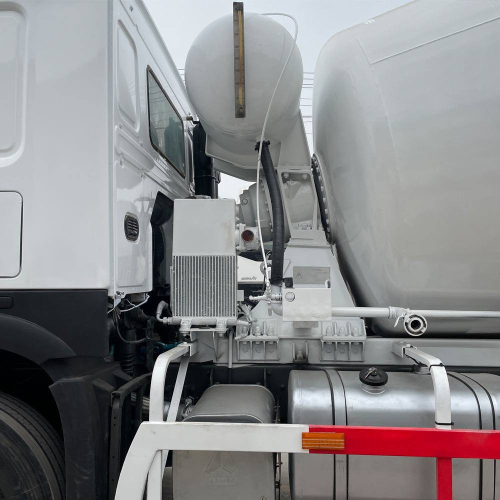 Used HOWO 371 Concrete Mixer Truck with Efficient Mixing Tank