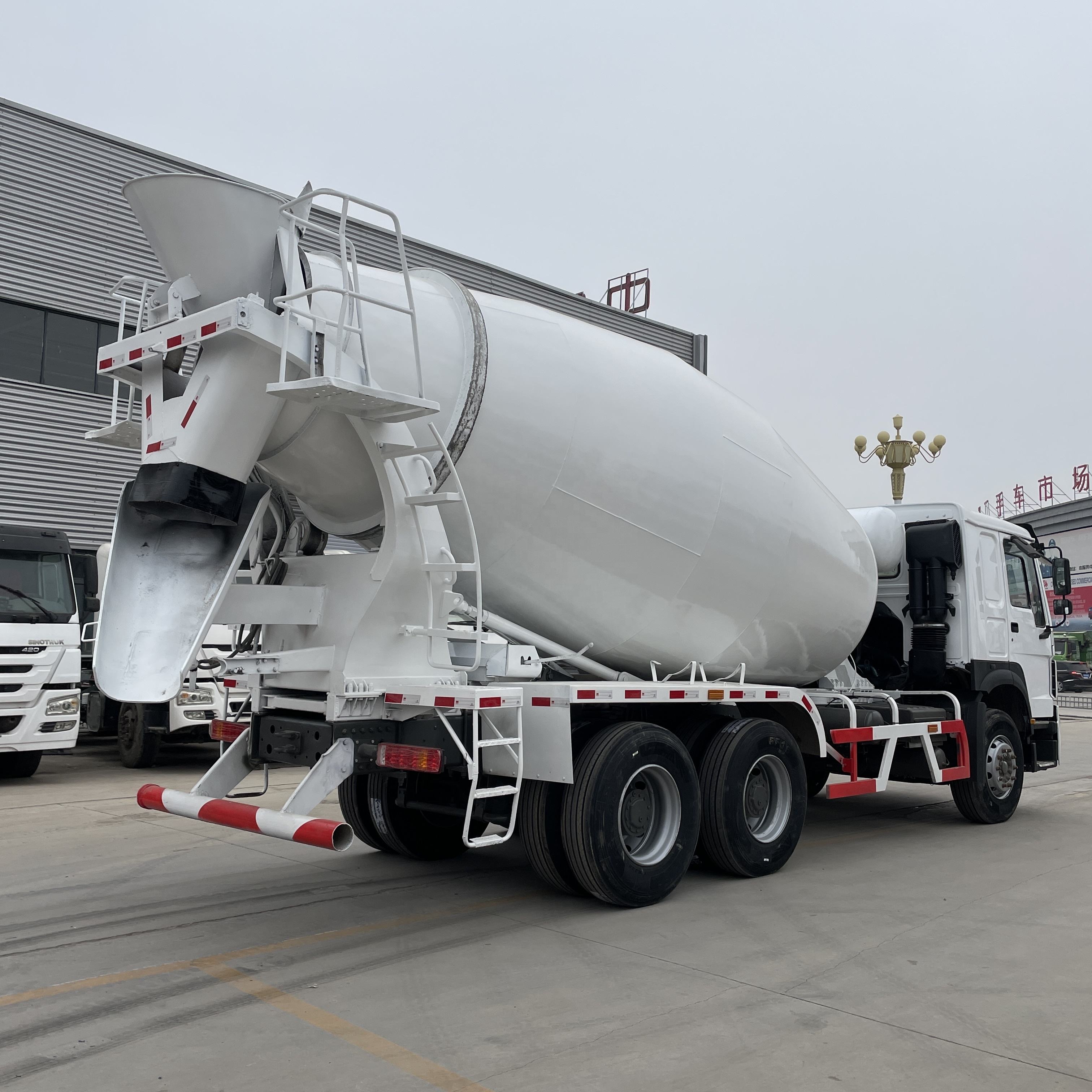 Used HOWO 371 Concrete Mixer Truck with Efficient Mixing Tank