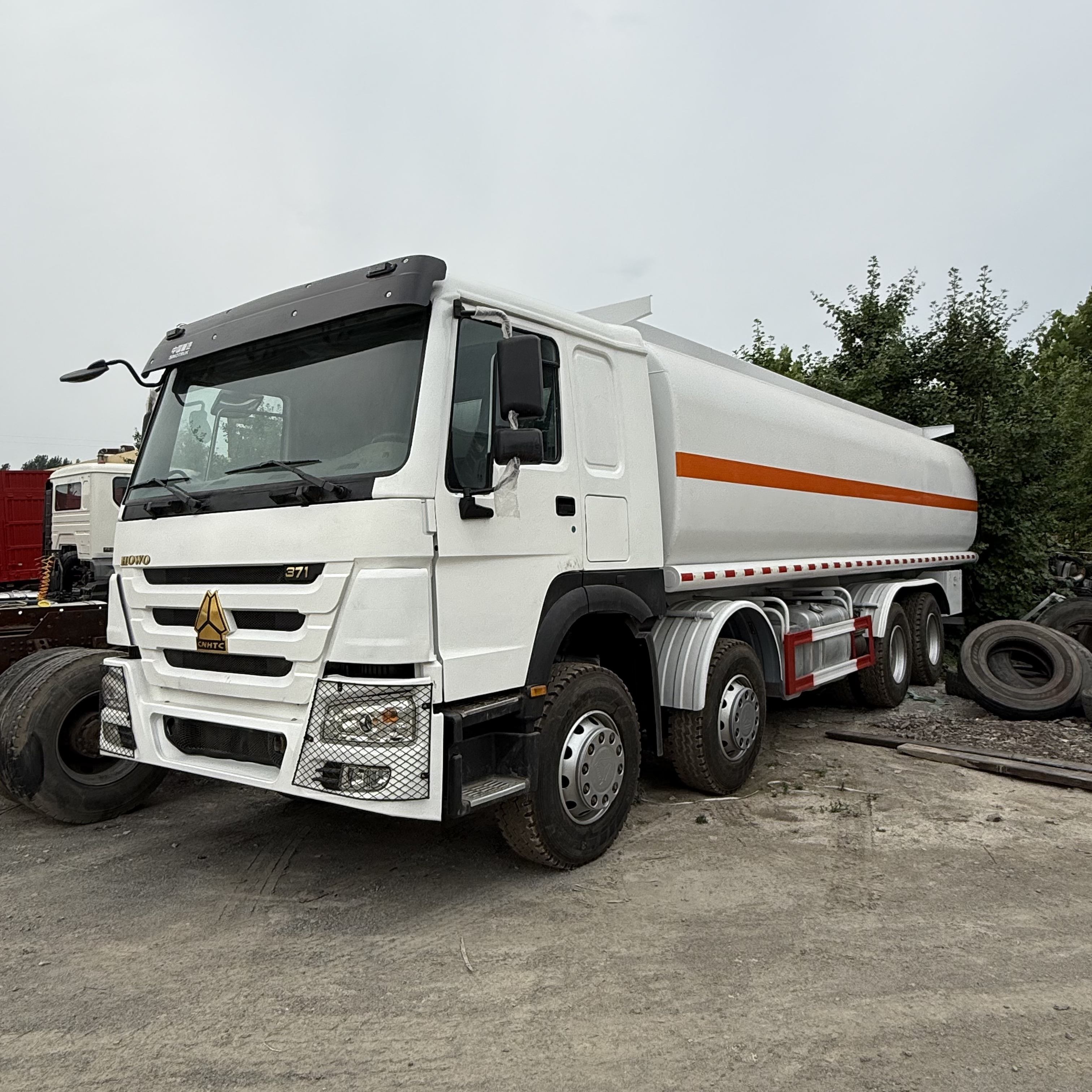 Sinotruk Howo High Quality Liquefied Petroleum Gas Tank Truck Diesel Water Tank Truck