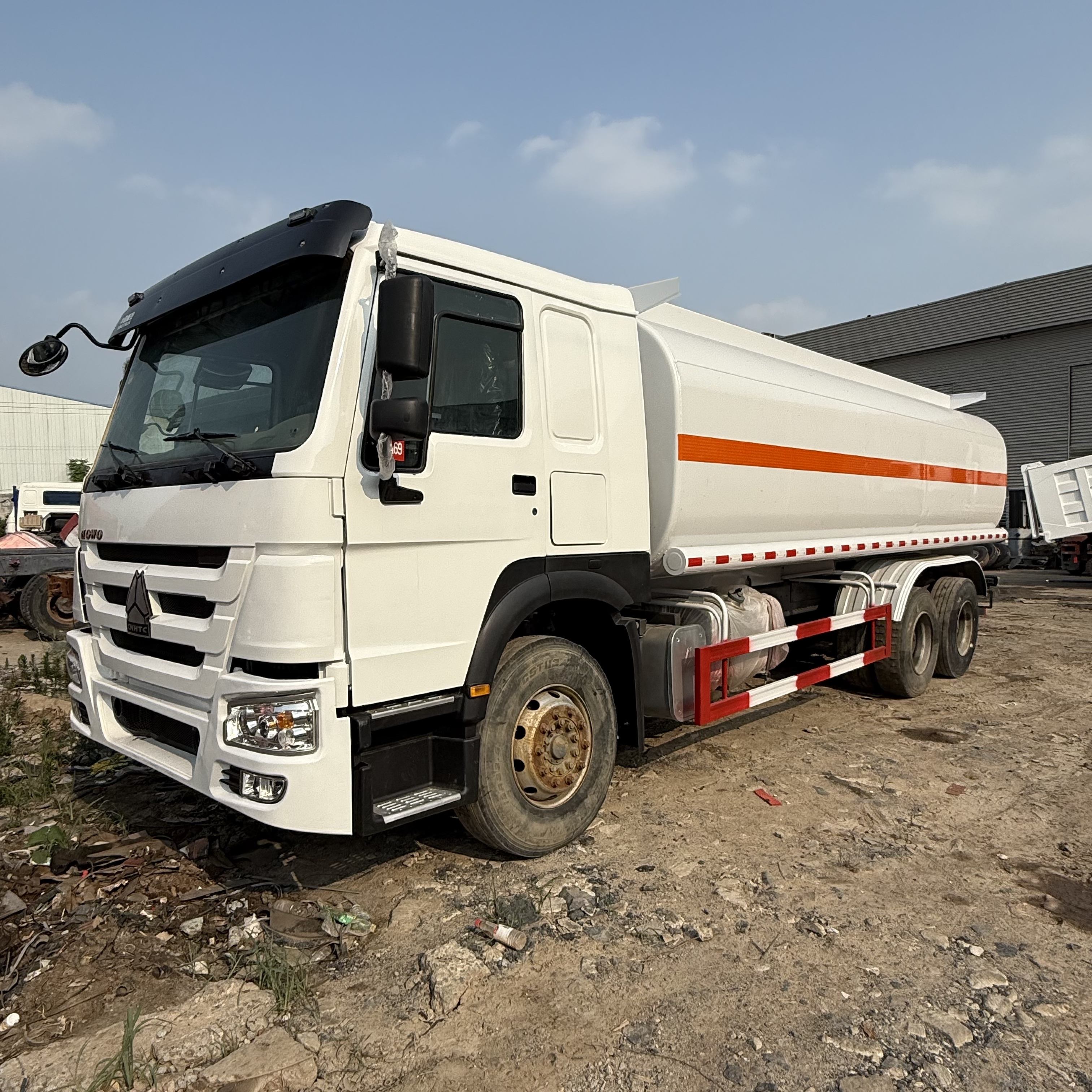 Sinotruk Howo High Quality Liquefied Petroleum Gas Tank Truck Diesel Water Tank Truck