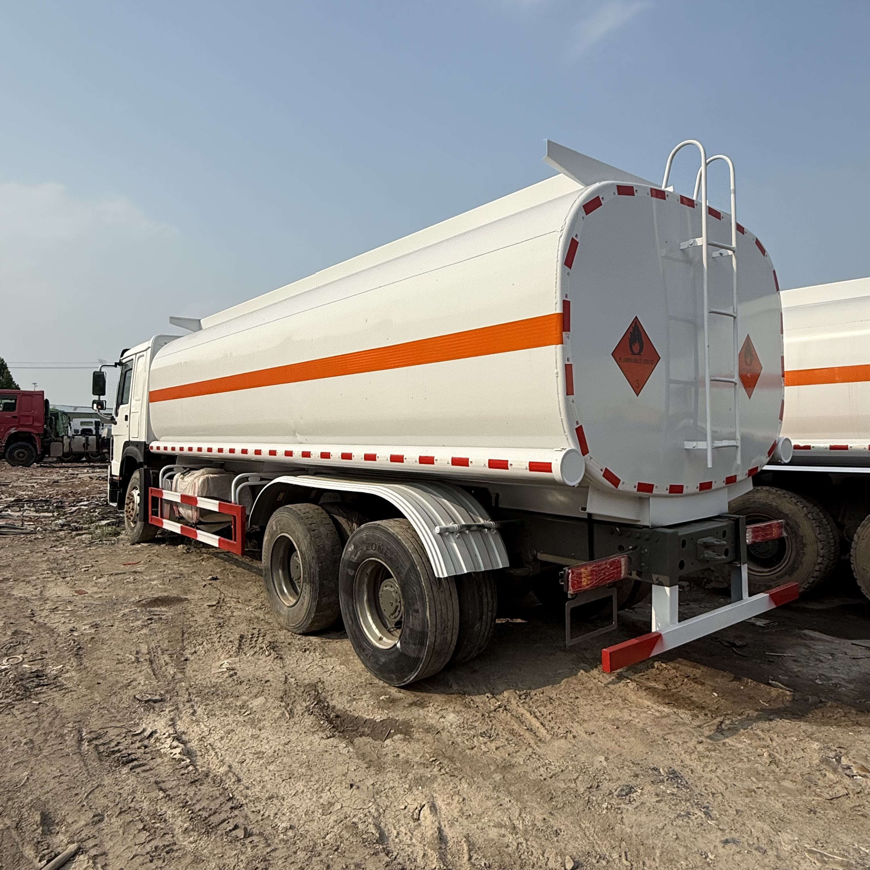 Sinotruk Howo High Quality Liquefied Petroleum Gas Tank Truck Diesel Water Tank Truck
