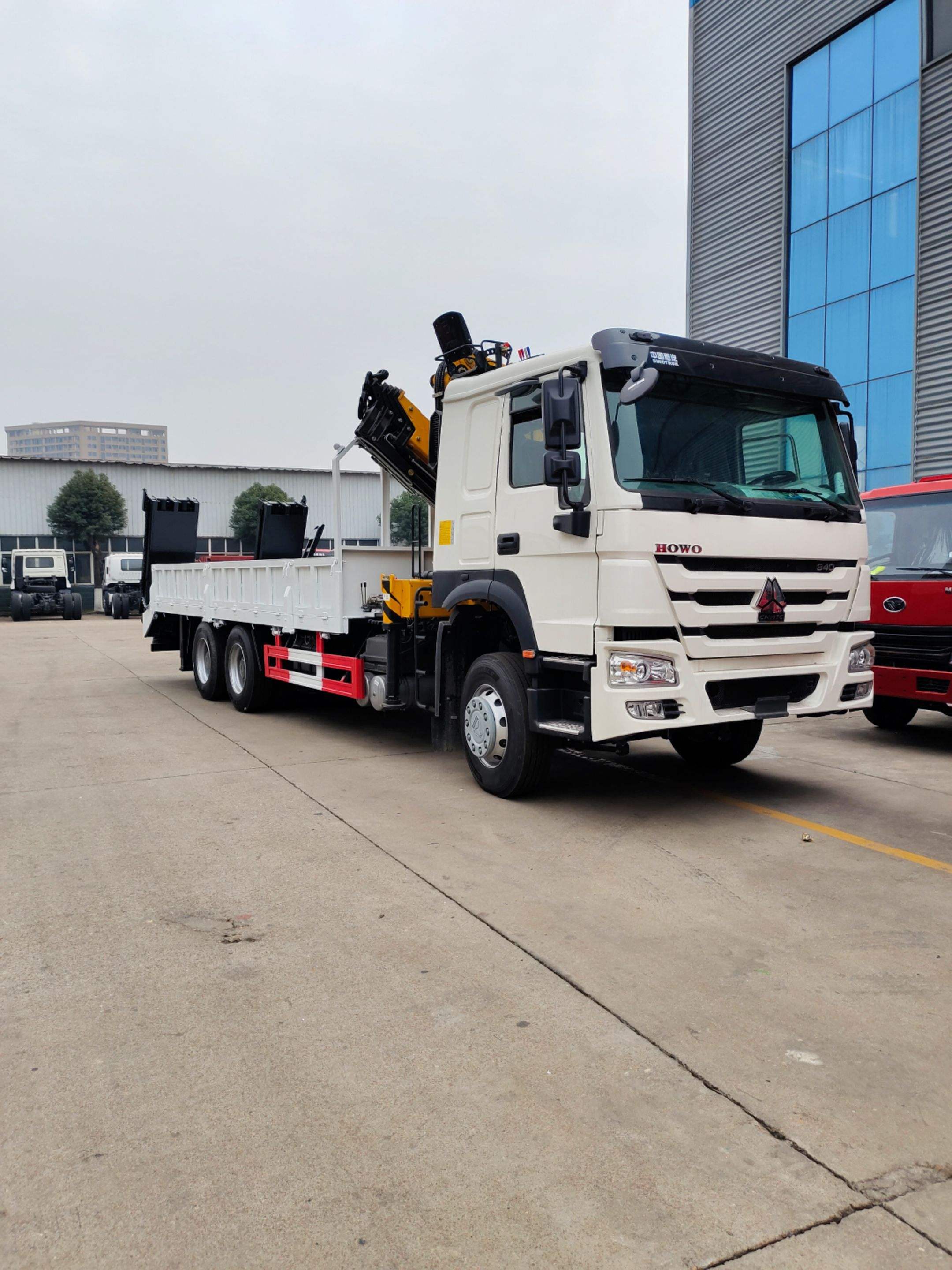 Sinotruk HowoHeavy Cargo  Hydraulic Folding Boom Truck Mounted Crane Efficient Truck Cranes