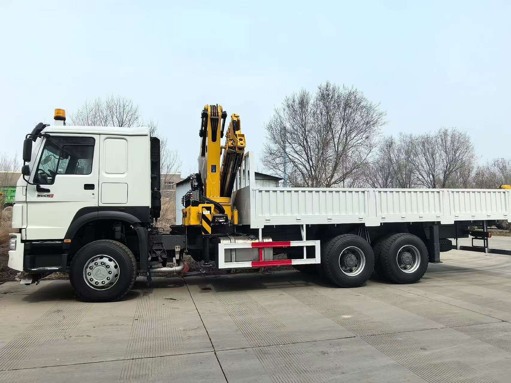 Sinotruk HowoHeavy Cargo  Hydraulic Folding Boom Truck Mounted Crane Efficient Truck Cranes