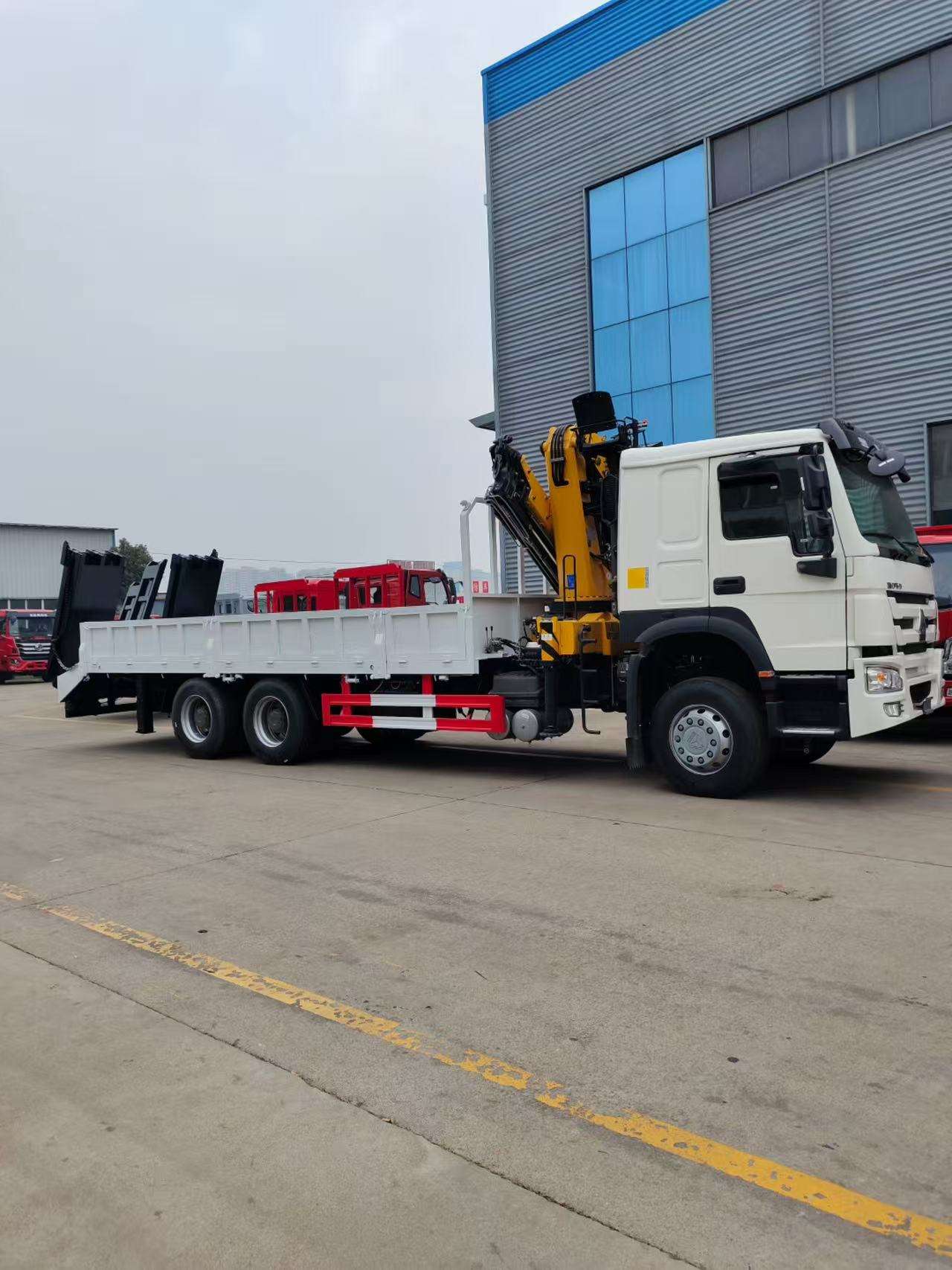 Sinotruk HowoHeavy Cargo  Hydraulic Folding Boom Truck Mounted Crane Efficient Truck Cranes