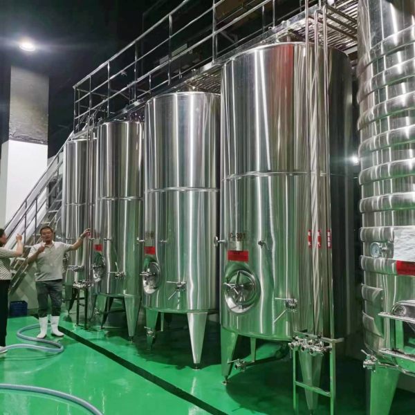 tanques de almacenamiento de vino blanco