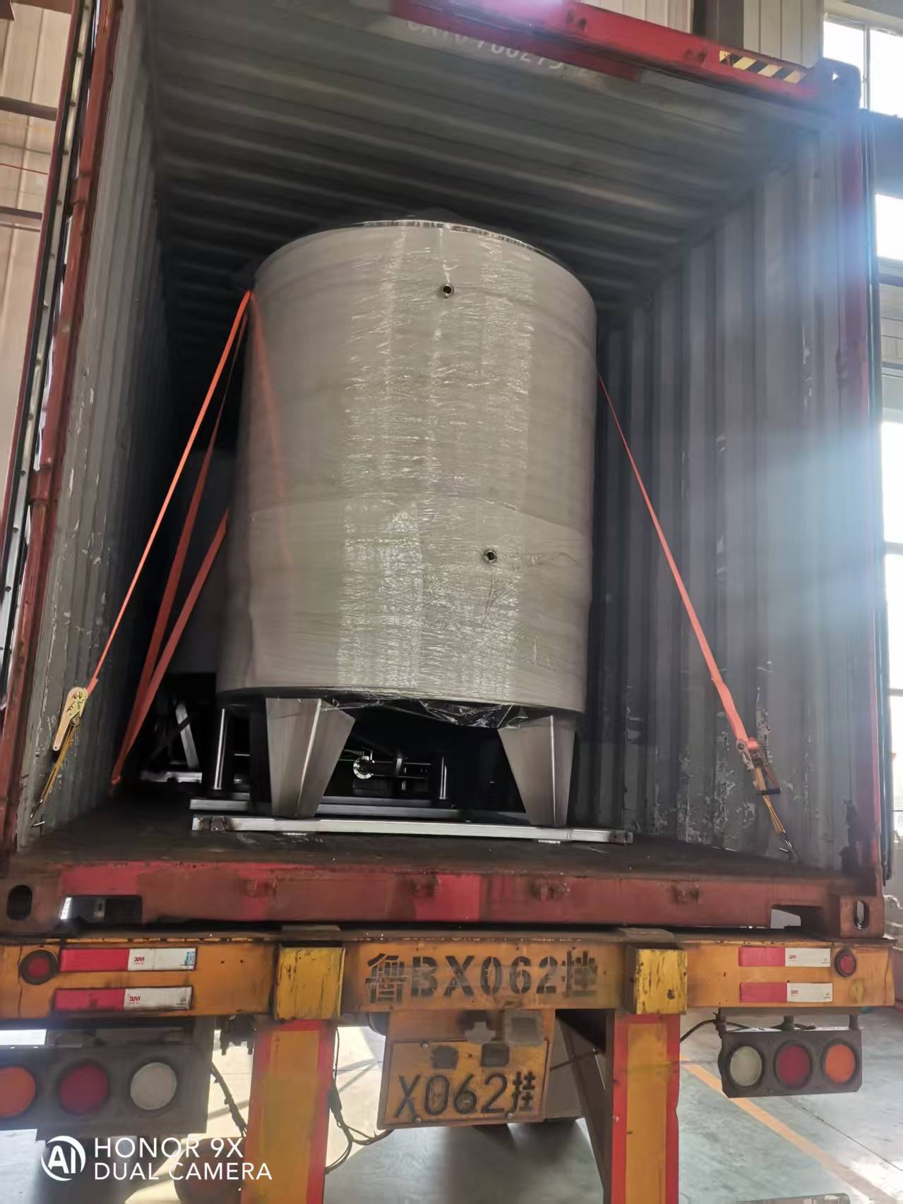 El 15 de diciembre de 2025 se enviaron varios fermentadores de vino de 10000L y 5000L a un cliente en México, ya es el tercer pedido del cliente, los clientes están muy contentos con nuestra calidad.