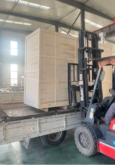 Varios tanques de vino se cargan en el camión para su envío el 17 de diciembre de 2025.