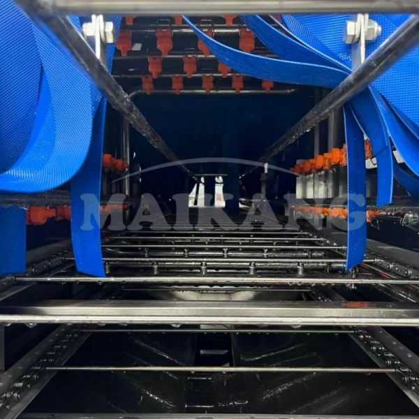 Las boquillas rocían una cortina de agua en forma de abanico para proporcionar un lavado potente y completo a las cajas, asegurando que no haya puntos ciegos.