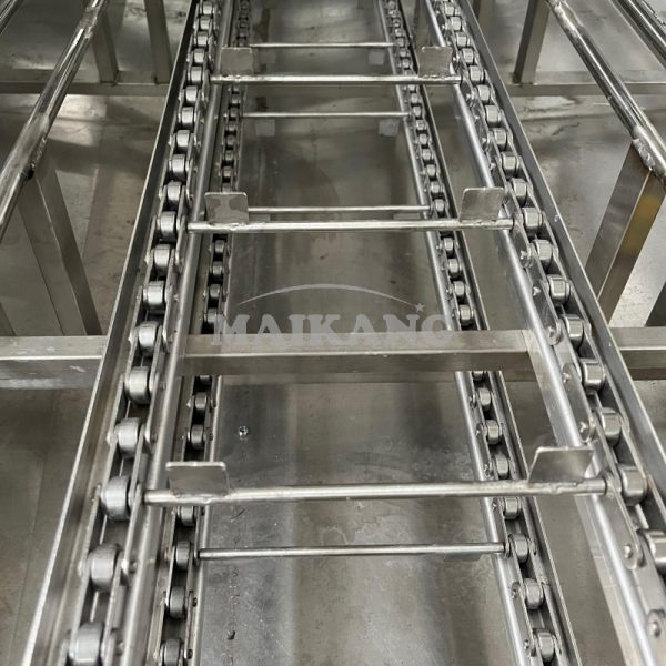 Uso de cadena de pasador SUS304 para transportar las cajas, equipada con varilla guía para sujetar.