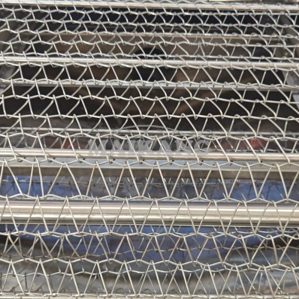 Uso de cadena de malla SUS304 para transportar las bandejas de huevos, y equipado con varilla guía para sujetar.