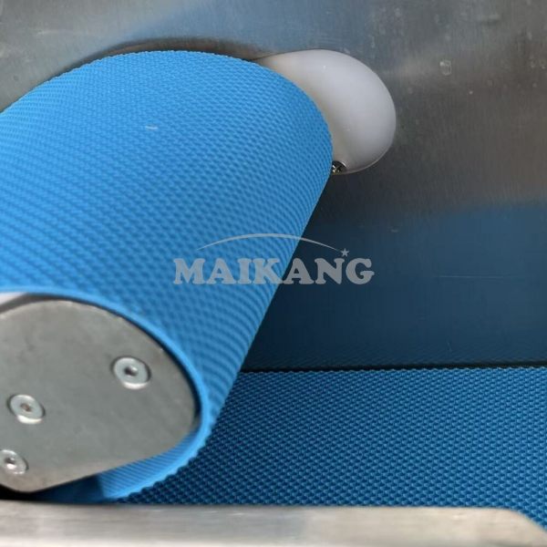 La cinta transportadora puede transportar de manera uniforme y continua los ingredientes a cortar hacia el área de corte, cooperar con las cuchillas de corte para completar un corte estandarizado, y las cintas transportadoras también tienen propiedades antideslizantes y fáciles de limpiar para cumplir con los requisitos de uso de la cocina.