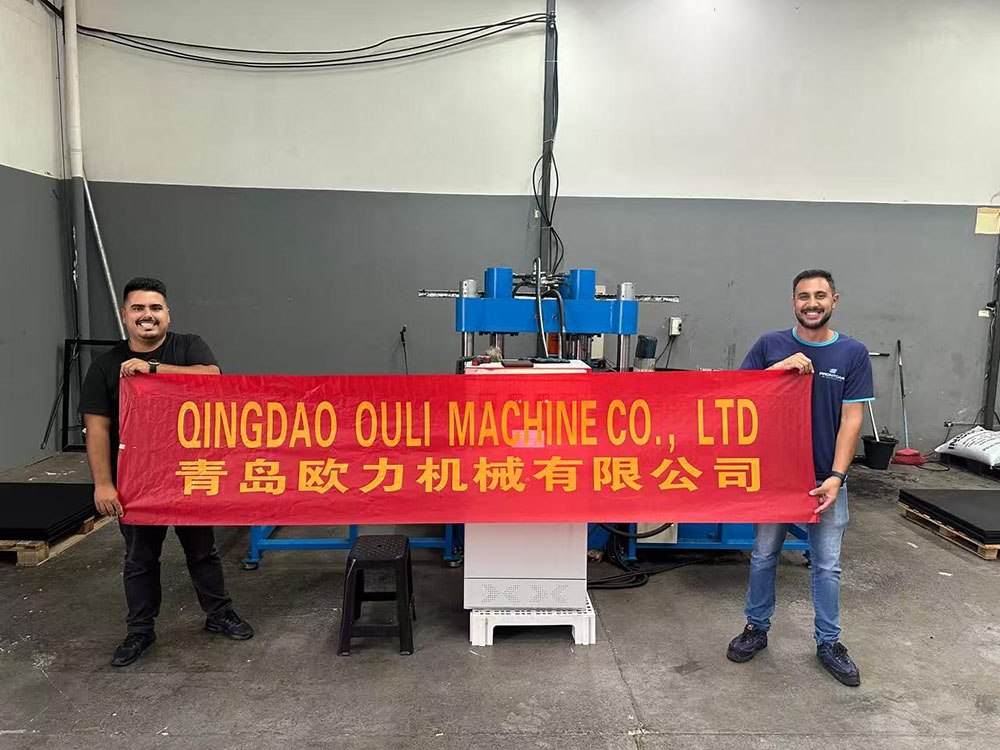 Клиент компании №1 в Бразилии по производству резиновых напольных плиток отправил видео использования машины...