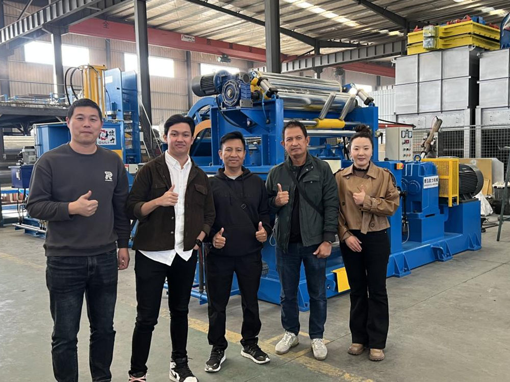 Индонезийская команда заказчиков специально приехала на наш завод, чтобы разместить заказ на оборудование на месте. 