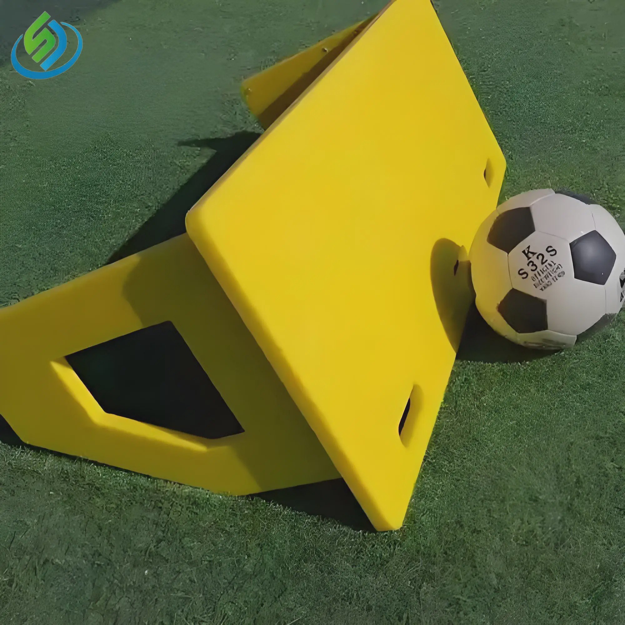 Футбольный отбойный щит