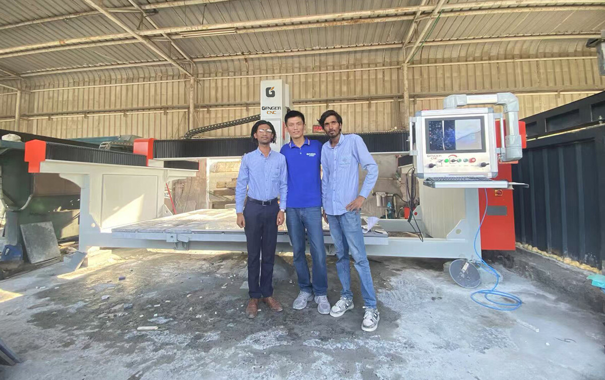 Capacitación sobre la sierra de puente de 5 ejes GQ-3220D en los Emiratos Árabes Unidos