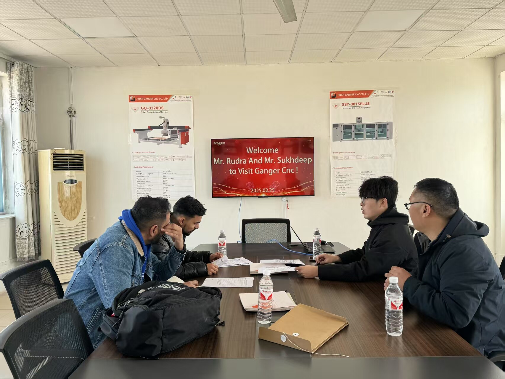 Visita exitosa del cliente y máquina de corte de puente 5+1