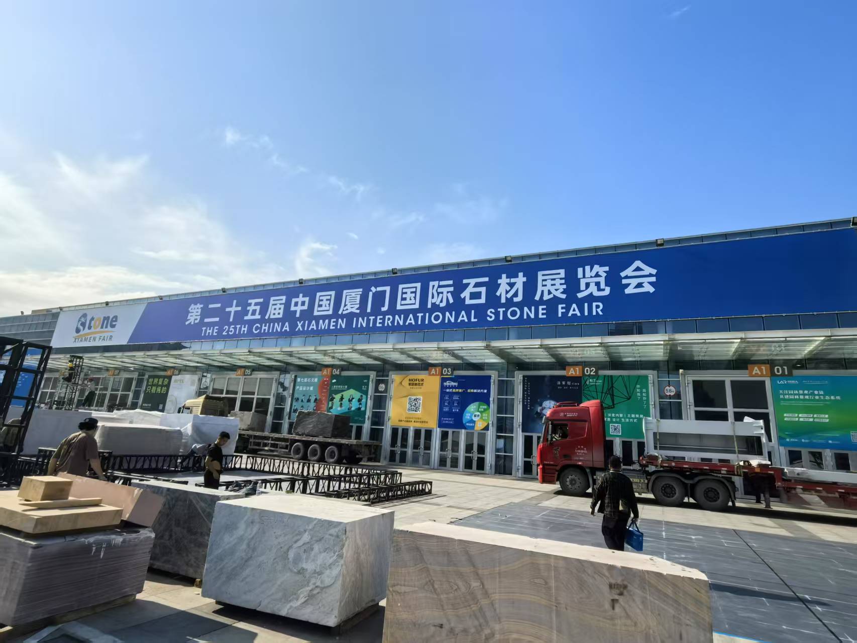Los ingenieros llegaron con anticipación a la Feria Internacional de Piedra de Xiamen para garantizar completamente el diseño del stand y la instalación del equipo