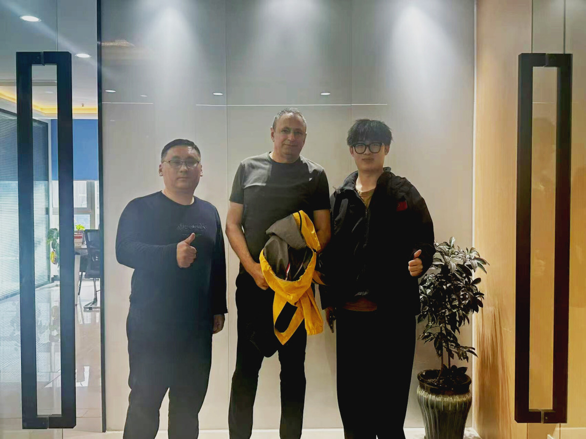 Romanian Customer Visits Our Company2.jpg Romanian Customer Visits Our Company2.jpg