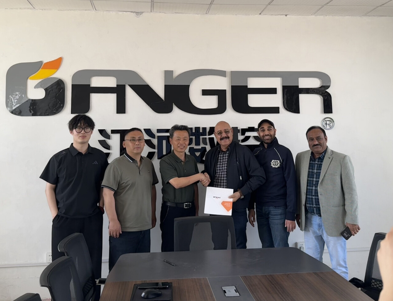 Cliente indio visitó nuestra fábrica — ¡Está invitado a visitar y explorar nuestras máquinas de sierra de puente de 5 ejes y centro de mecanizado! Cliente indio visitó nuestra fábrica — ¡Está invitado a visitar y explorar nuestras máquinas de sierra de puente de 5 ejes y centro de mecanizado!