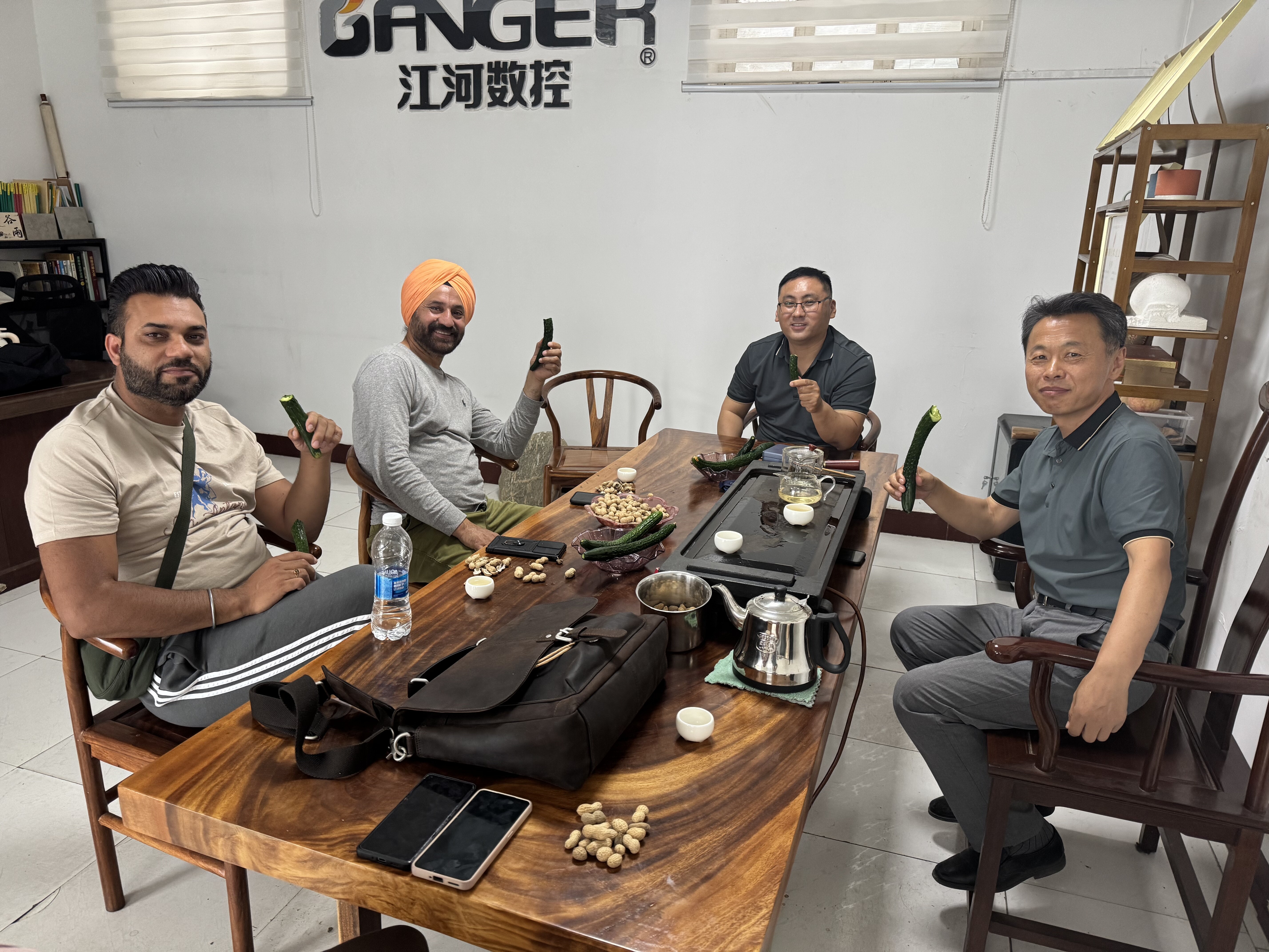 ¡Clientes británicos visitaron nuestra fábrica, elogiaron la calidad del producto y expresaron una fuerte intención de cooperación! ¡Clientes británicos visitaron nuestra fábrica, elogiaron la calidad del producto y expresaron una fuerte intención de cooperación!