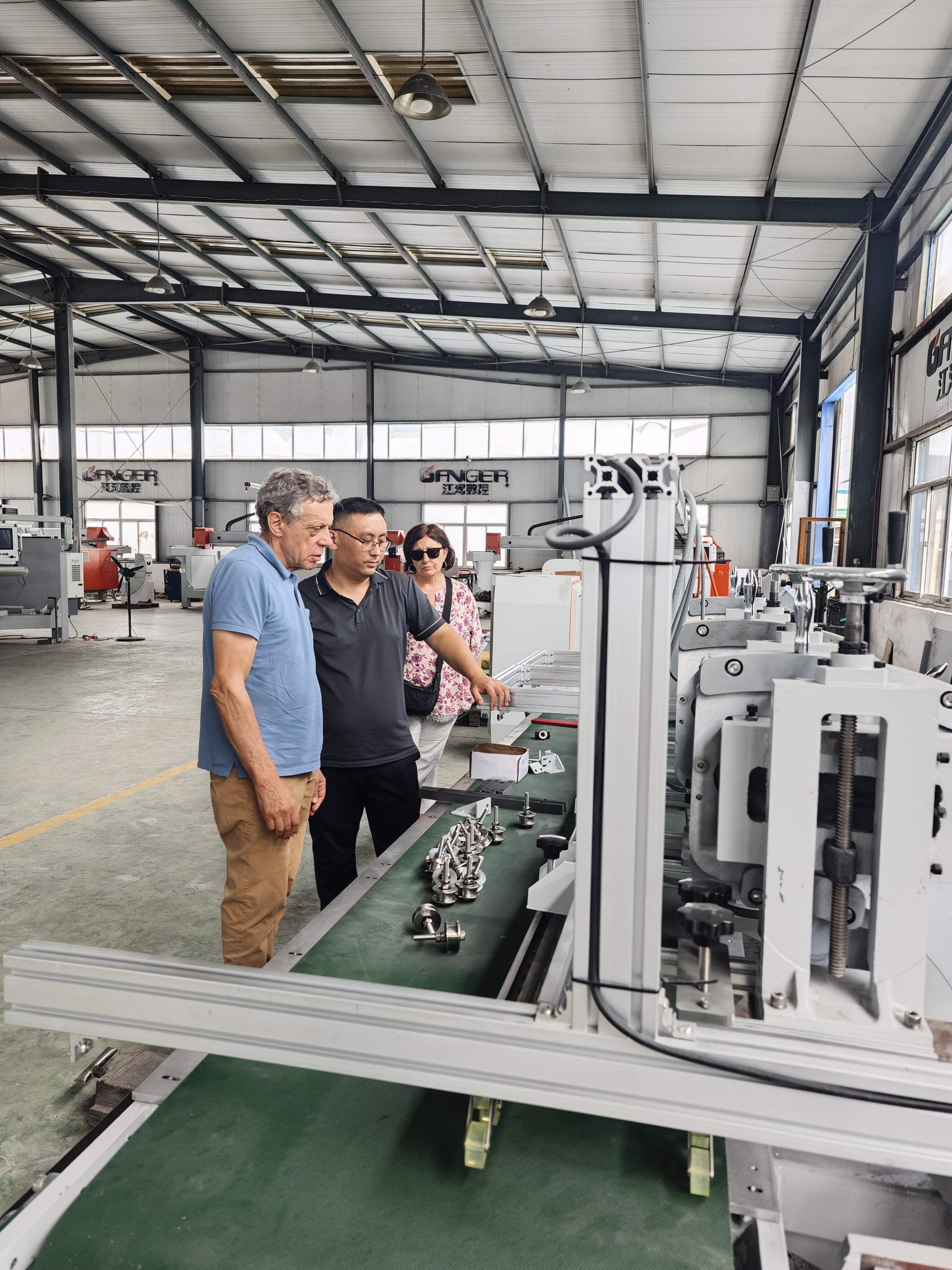 GANGER CNC da la bienvenida a los clientes españoles para que nos visiten y profundicen la cooperación en el campo de los equipos de piedra. GANGER CNC da la bienvenida a los clientes españoles para que nos visiten y profundicen la cooperación en el campo de los equipos de piedra.