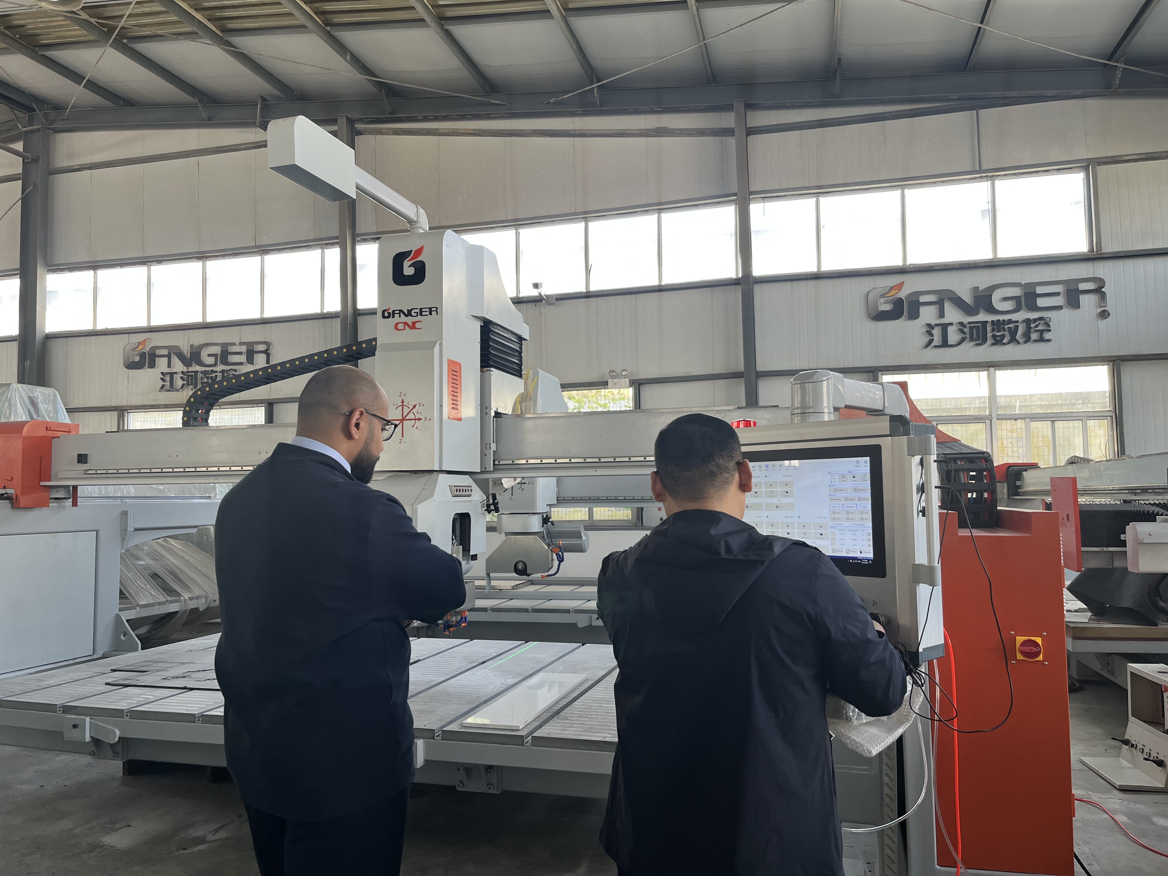 Cliente de Omán visita Ganger cnc e inspecciona sierra puente de 5 ejes