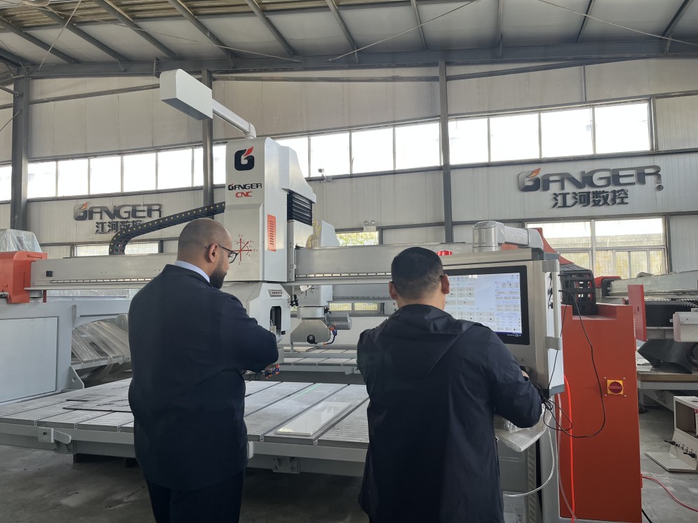 Cliente de Omán visita Ganger cnc e inspecciona sierra puente de 5 ejes