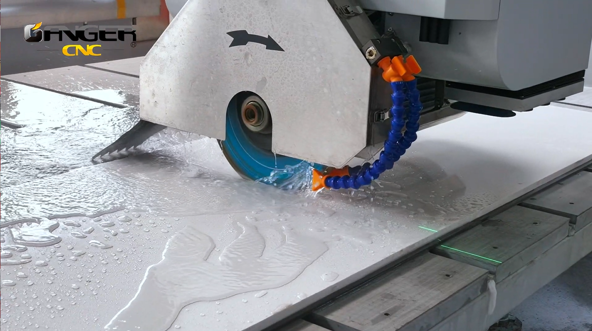POV: Cortando DST piedra sinterizada con nuestra sierra puente CNC de 5 ejes. 🔪✨  ​
