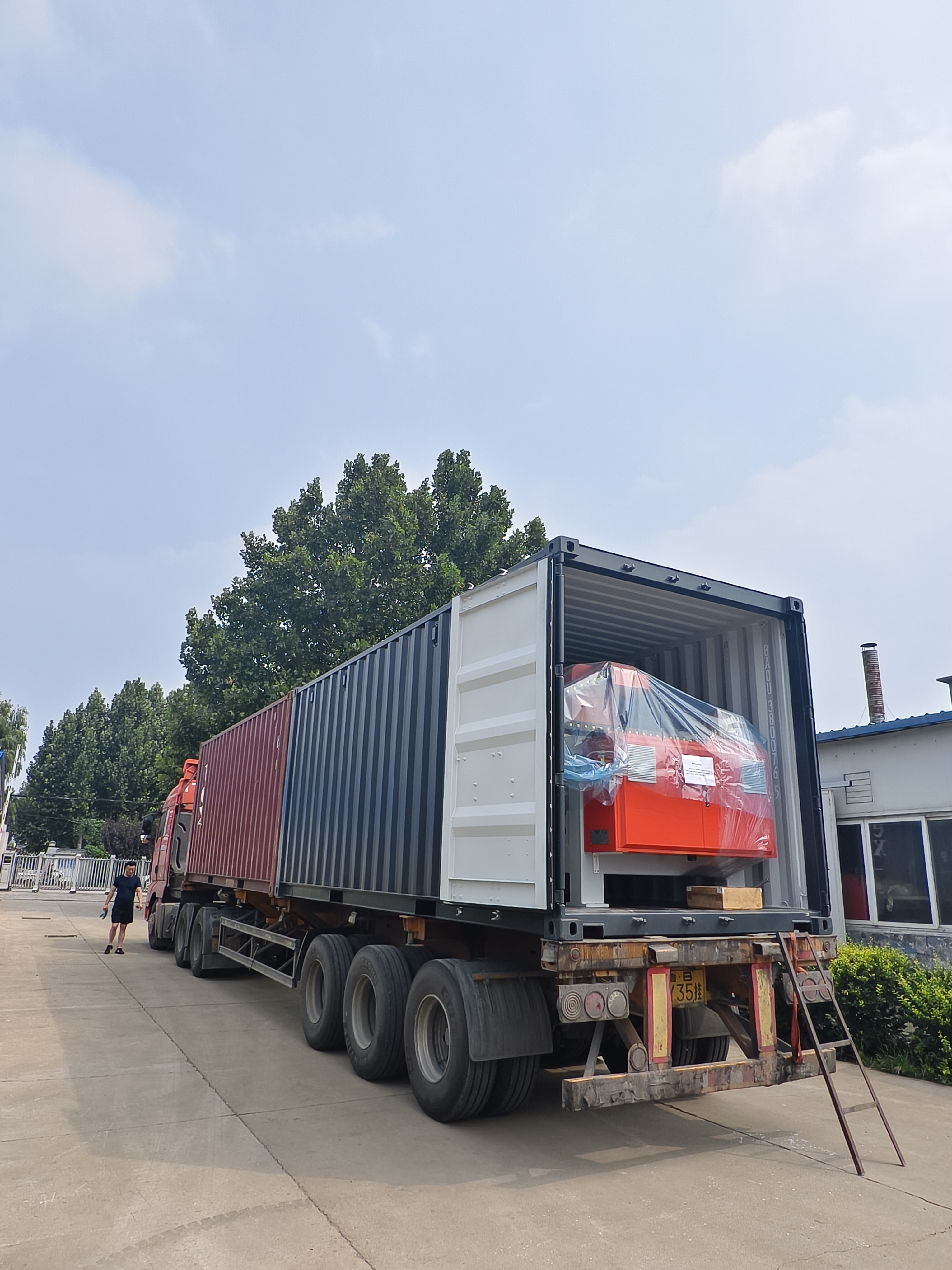 GENGER GQ-3520B Máquina de corte puente de 4 ejes enviada a Rumanía