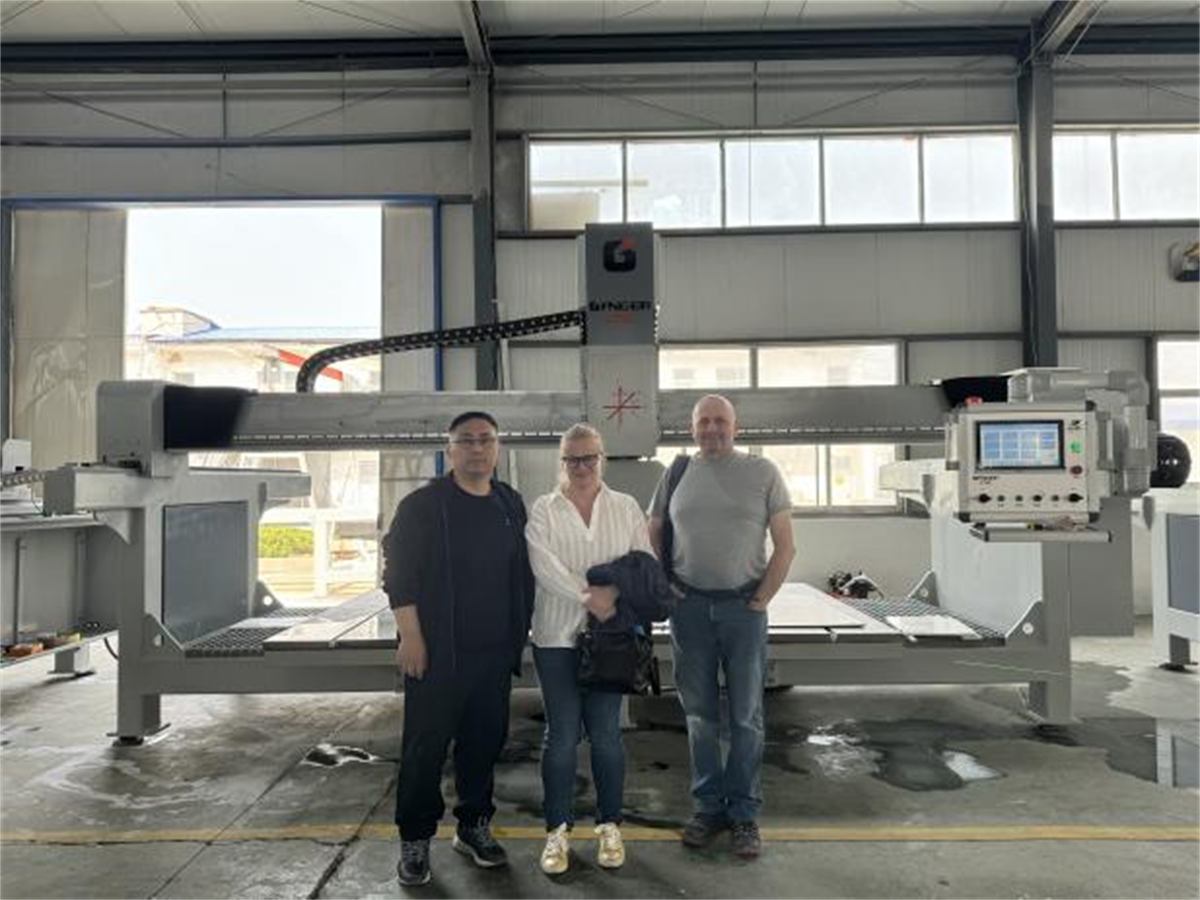 Иностранные клиенты посещают фабрику