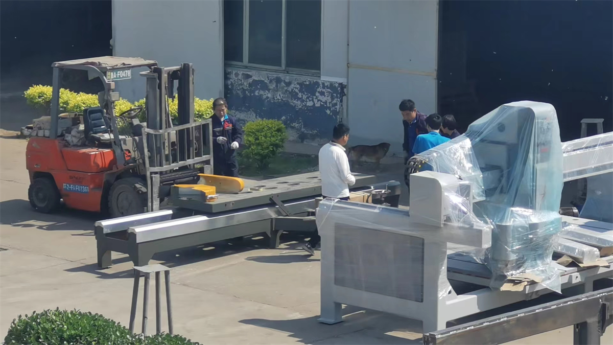 4+1 мостовой пильный станок GQ-3220BM доставлен в Ирак.