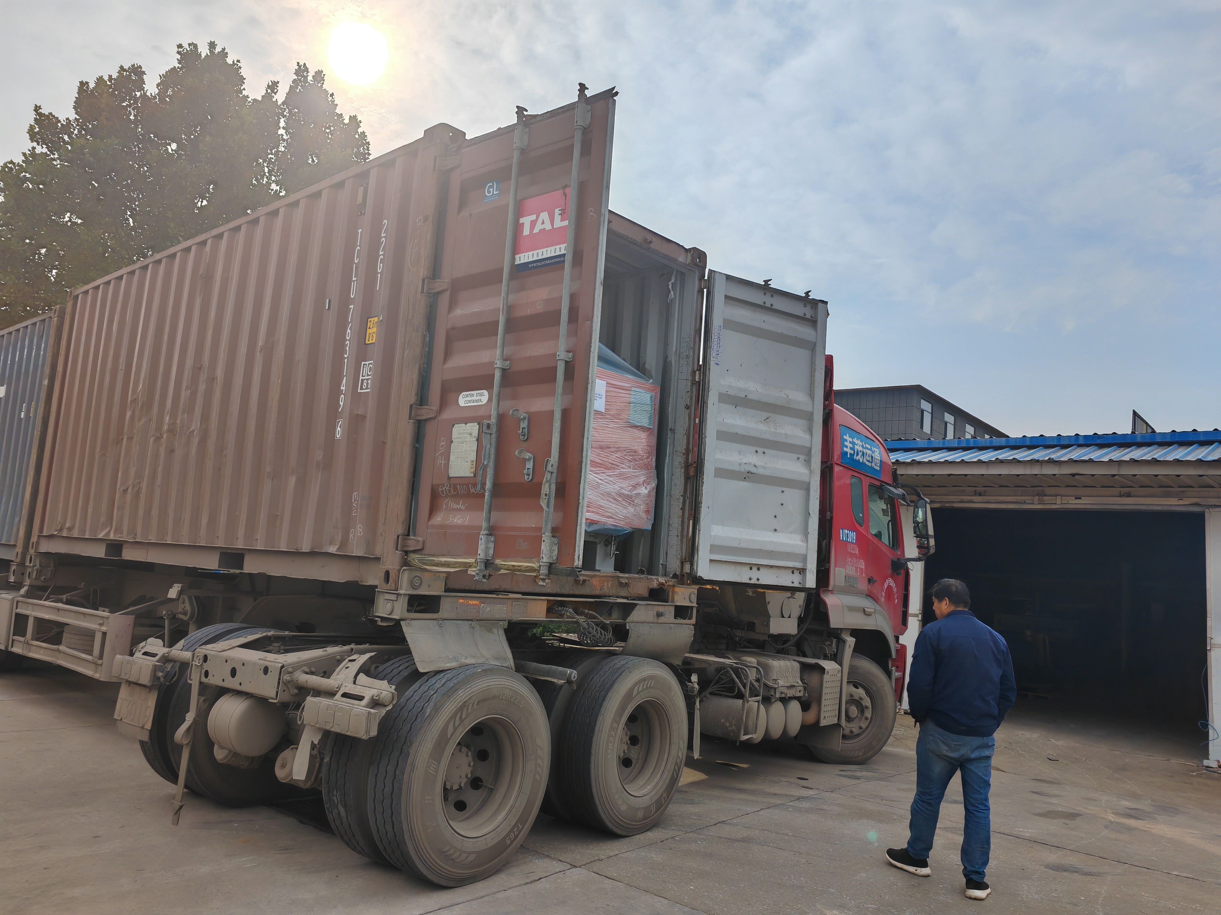 GANGER CNC поставляет 5-осевой мостовой станок GQ-3220DS в Европу