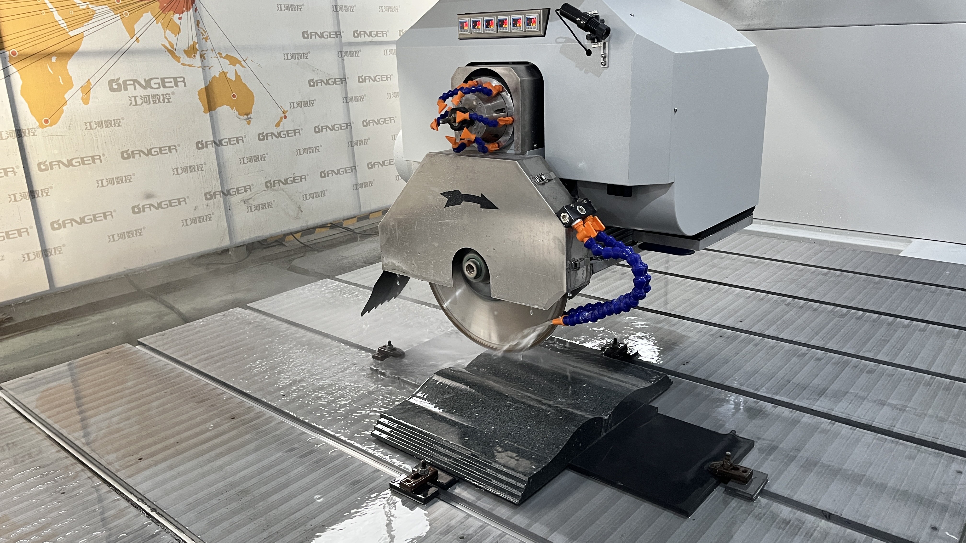 Новое обновление! 5-осевая мостовая режущая машина (5+1) GQ-35ESM в действии!