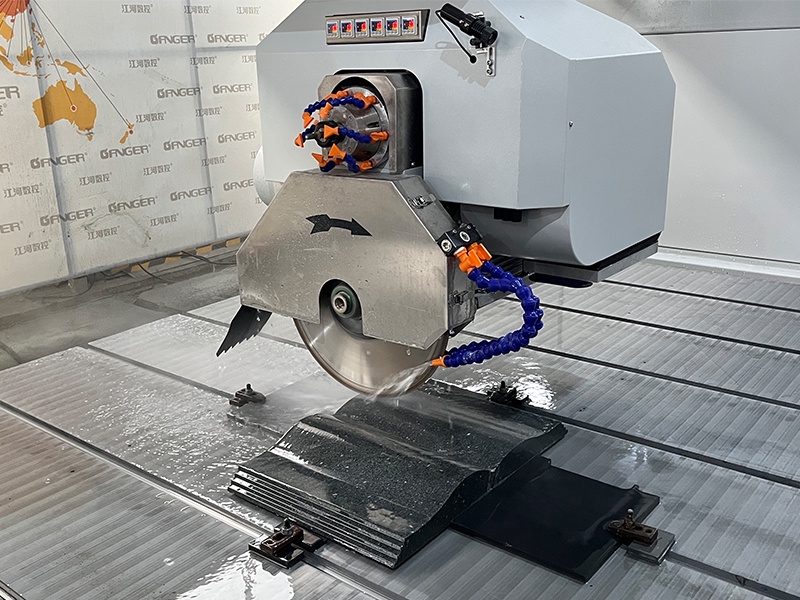 5-осевая мостовая режущая машина (5+1) GQ-35ESM