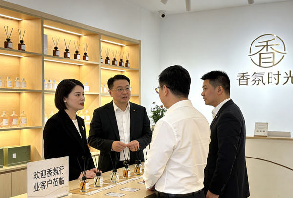 生成香氛客户来访图片-(3)