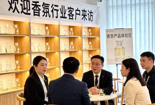 生成香氛客户来访图片-(5)