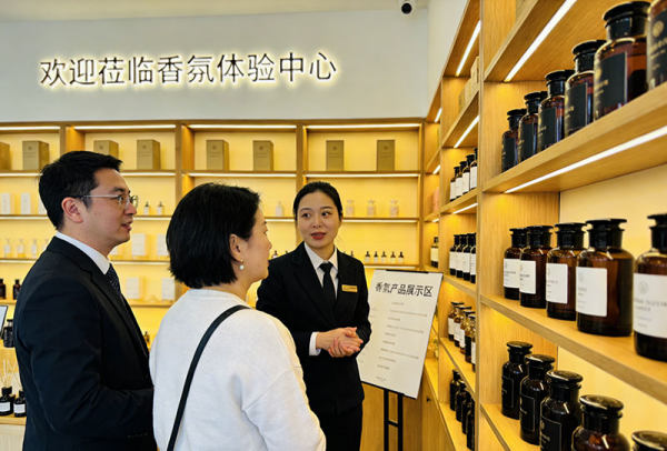 生成香氛客户来访图片-(8)