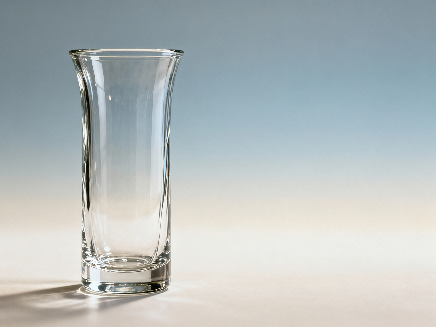 Glass wedding vases trending toward thicker walls in 2026—not for aesthetics, but for customs inspection survivability
